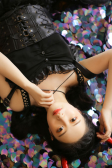 看镜子里我们结合的样子